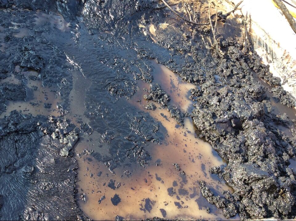 含油污水是原油、泥沙、水等的混合物。
